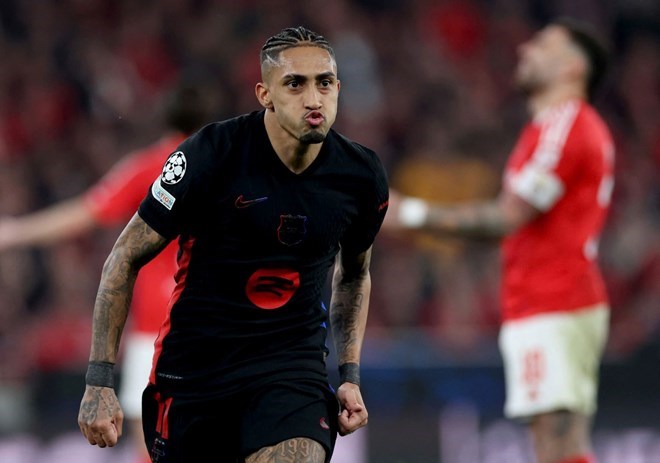 Raphinha cầu thủ Barcelona với biểu cảm quyết tâm.